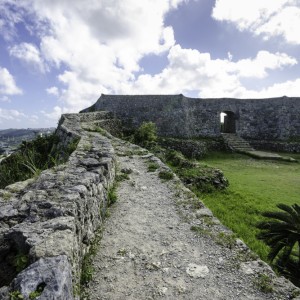Ruinas de Castillo Nakagusuku: Se dice que el castillo Nakagusuku fue construido por Gosamaru durante la &eacute;poca del Rey Shoutaikyu (1454-1460), pero se desconoce exactamente el a&ntilde;o de su construcci&oacute;n. Es el castillo representativo del auge dentro de la historia de construcci&oacute;n de castillos en Okinawa. Se salv&oacute; del da&ntilde;o causado por la Segunda Guerra Mundial y tambi&eacute;n es famoso porque mantiene un mejor prototipo que otros dentro de Okinawa.