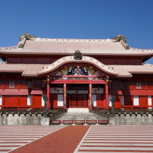 Castillo Shuri: El Castillo de Shuri es un gusuku ubicado en Shuri, Okinawa. Fue el primer palacio del reino de Ryukyu. En 1945, durante la batalla de Okinawa, fue casi completamente destruido, quedando s&oacute;lo algunas paredes en pie apenas a ras del suelo.